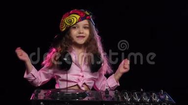 女孩DJ在明亮的帽子上玩转盘。 慢动作